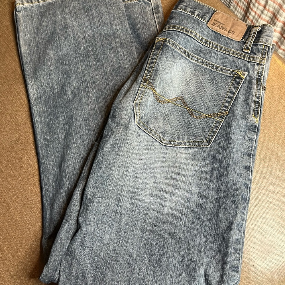 Wrangler 32x32 relaxed straight blue jeans